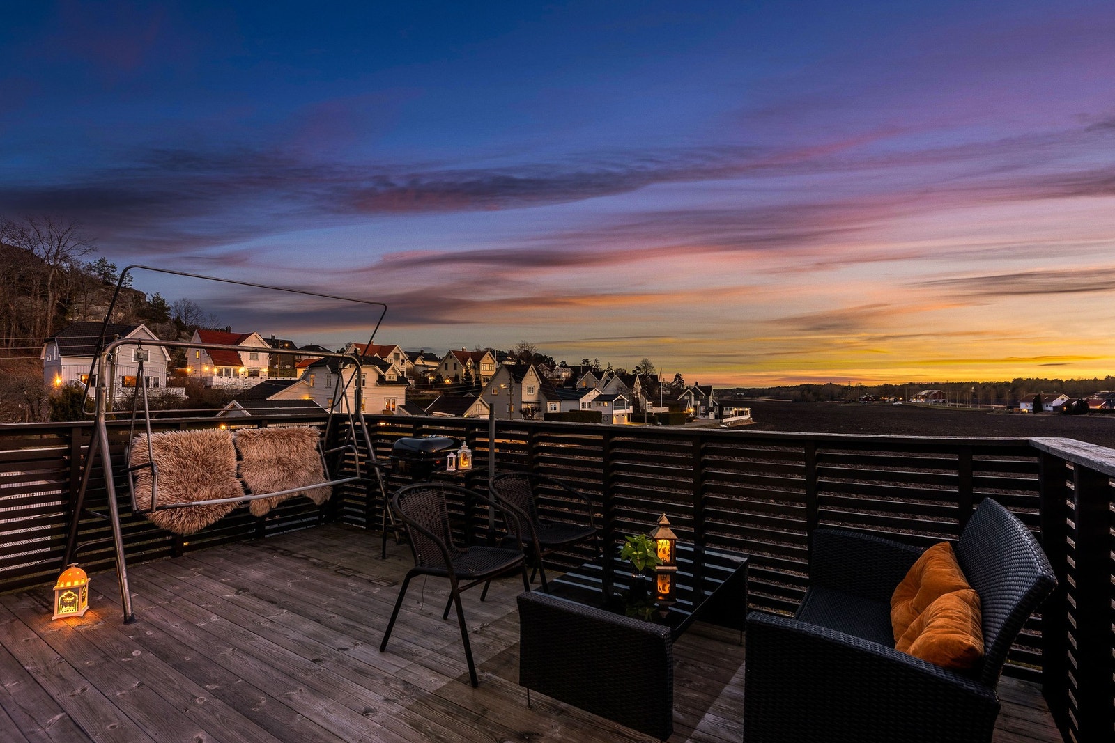 Stor uteplass med herlige sol- og utsiktsforhold. Galleribilde