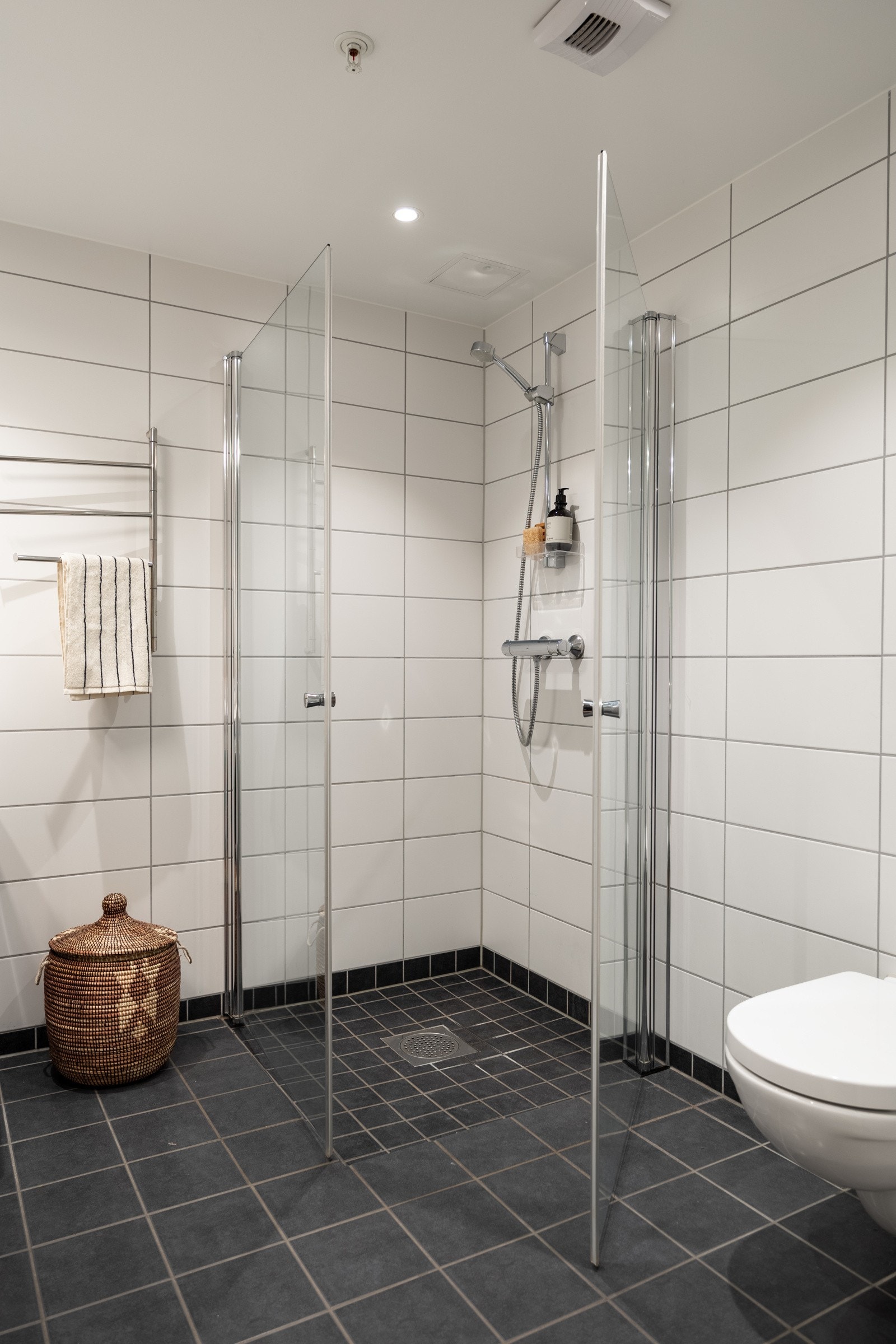 Badet har opplegg for vaskemaskin og mekanisk avtrekksventil i himling. Galleribilde