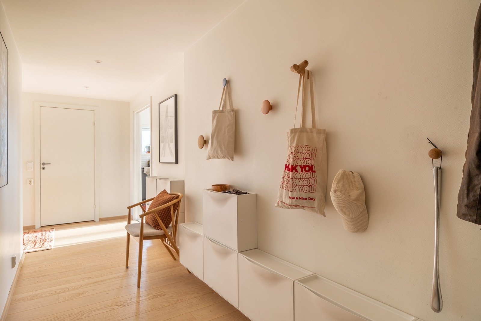 Romslig entré med plass til ønskelige møblementer. Galleribilde