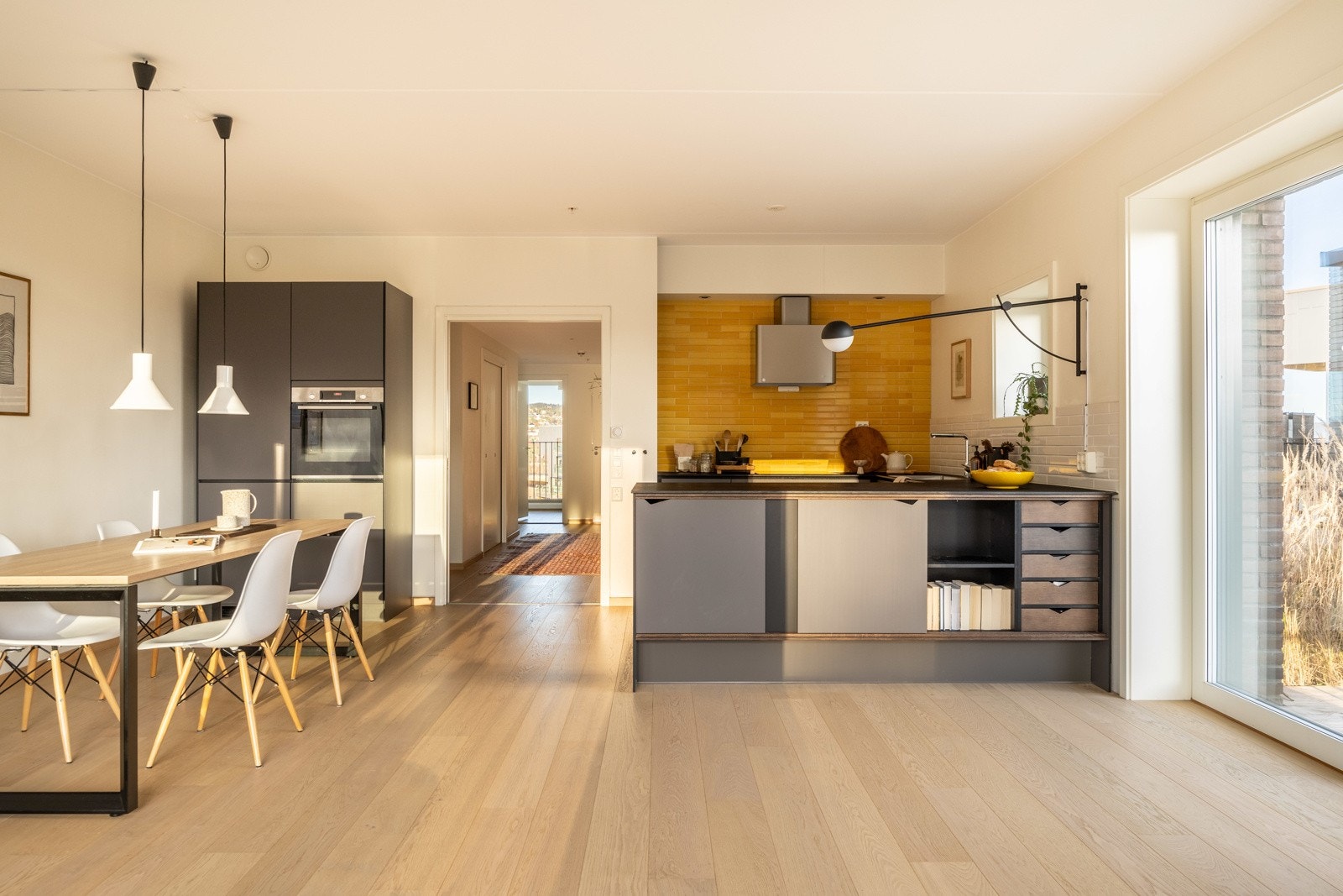 Praktisk planløsning med åpen kjøkkenløsning vendt mot stue. Galleribilde