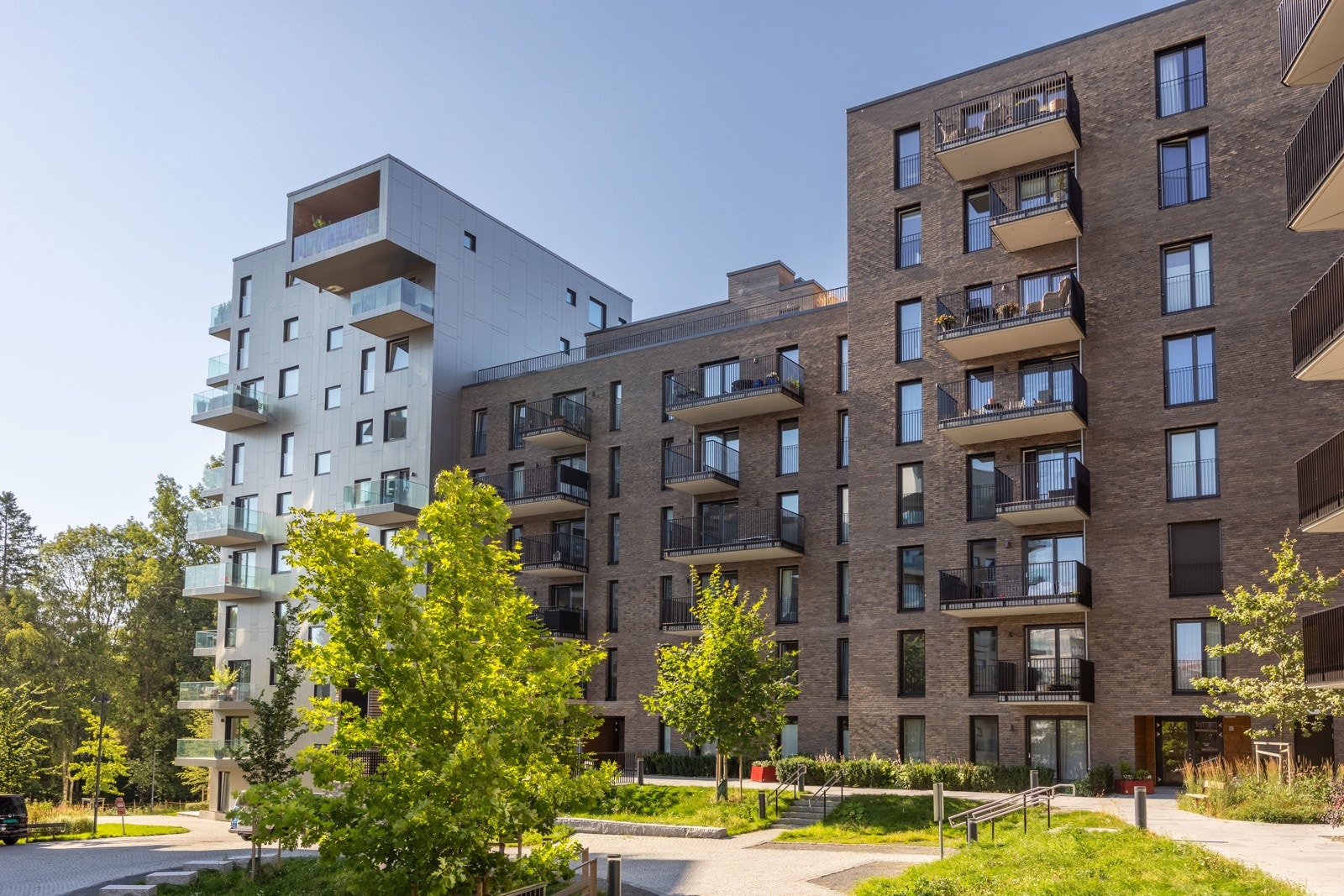 Grønne fellesarealer på bakkeplan, med Mærradalen som grenser til tomten. Galleribilde