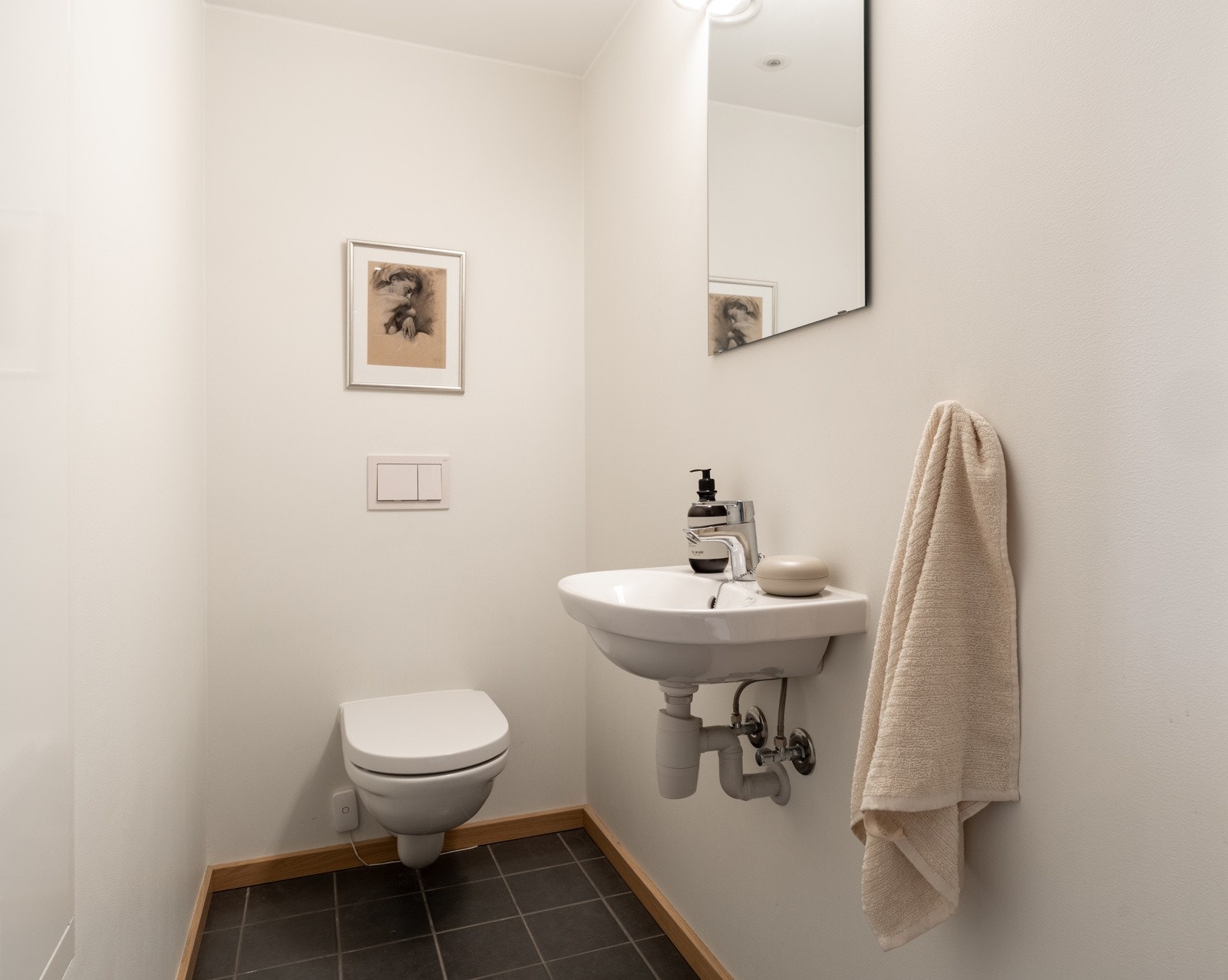 Toalettrom fra byggeåret 2019 med flislagt gulv med varme. Galleribilde