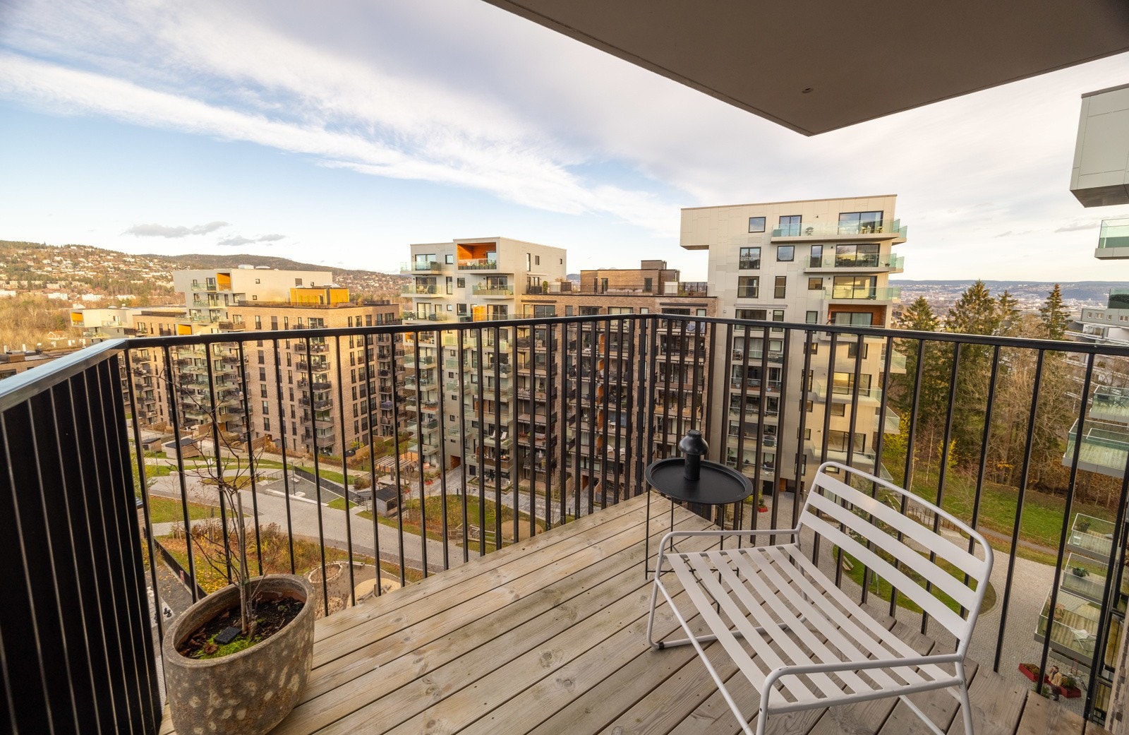 Utgang fra hovedsoverommet til høytliggende, tilbaketrukket balkong på 5 kvm. Galleribilde