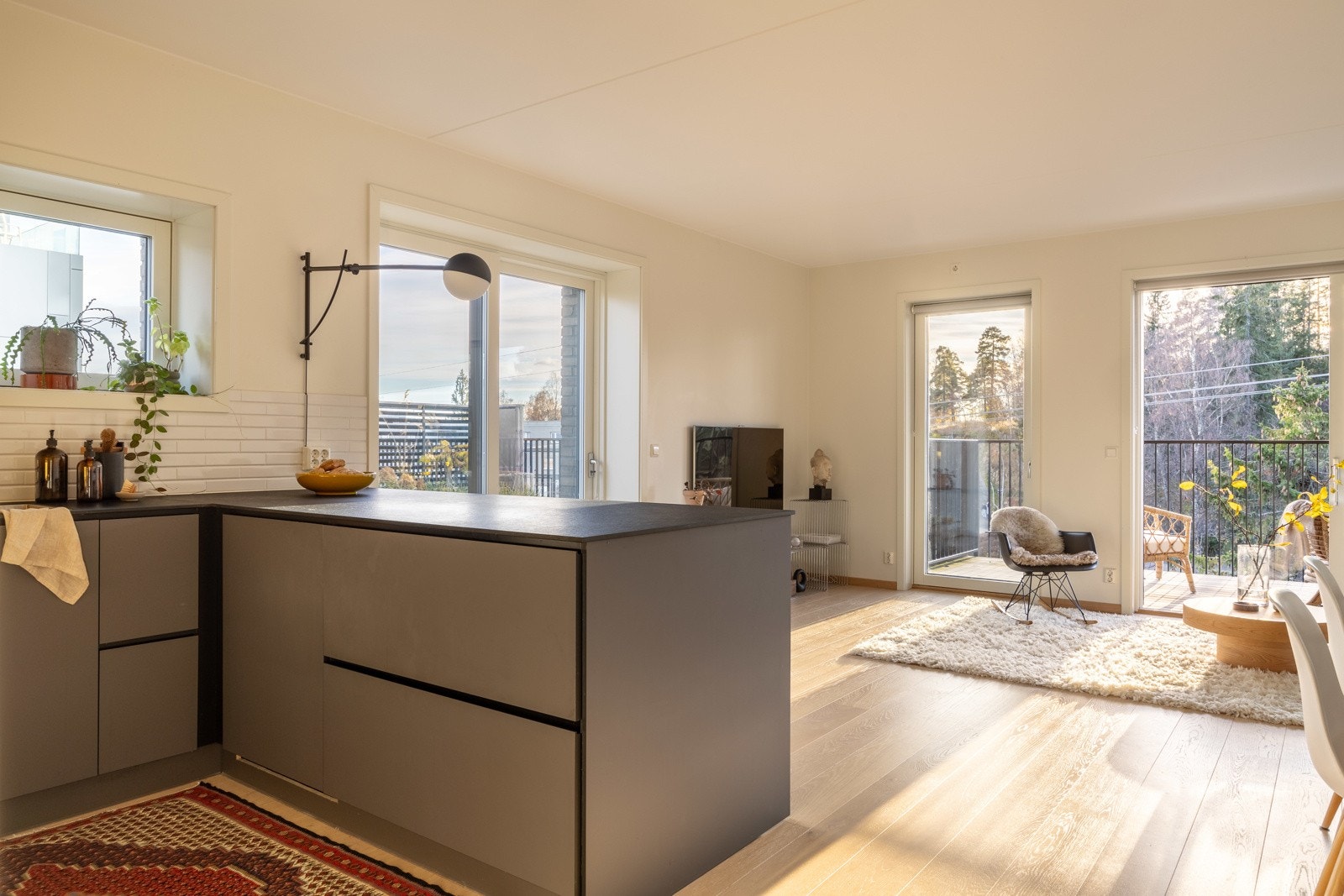 Moderne Kvik kjøkkeninnredning med slette fronter fra 2020 og benkeplate av kompositt. Galleribilde