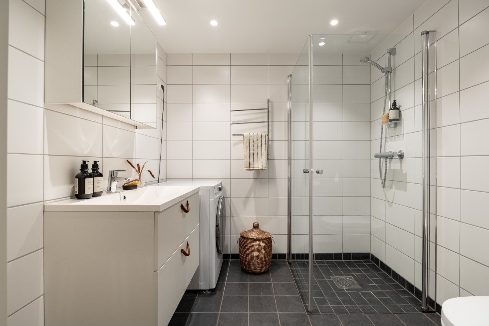 Helfliset baderom fra byggeåret 2019 med flislagt gulv med varme. Galleribilde