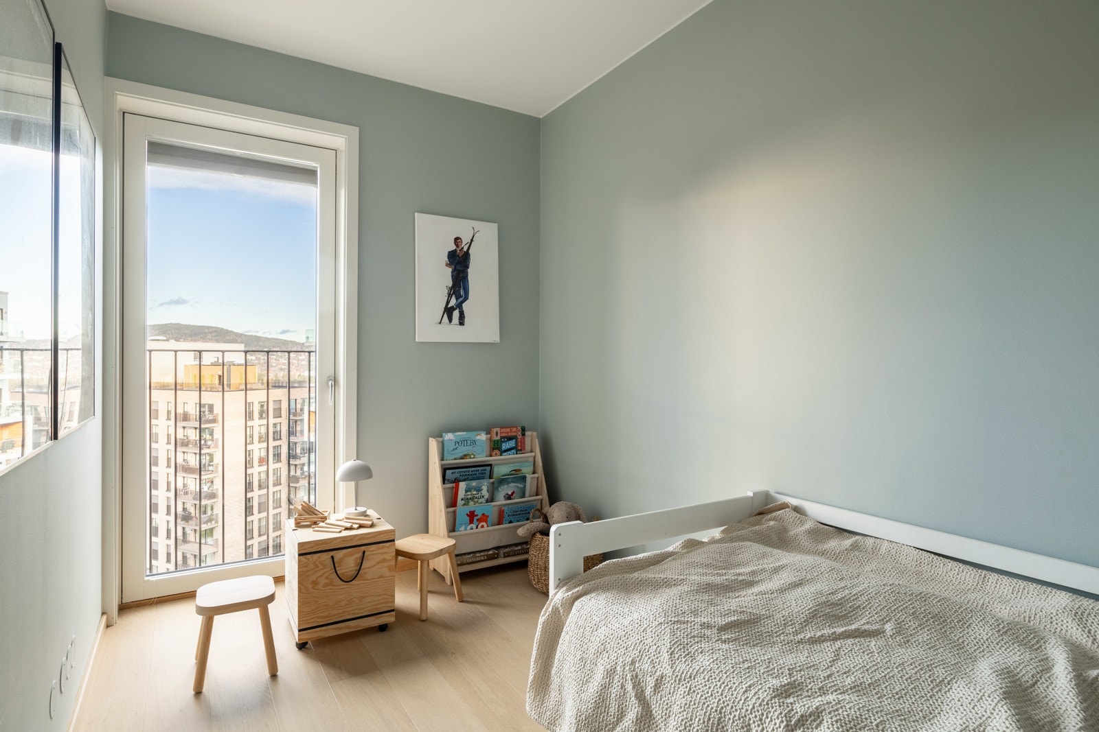 Leilighetens andre soveom. Franske balkonger fra de to av soverommene. Galleribilde