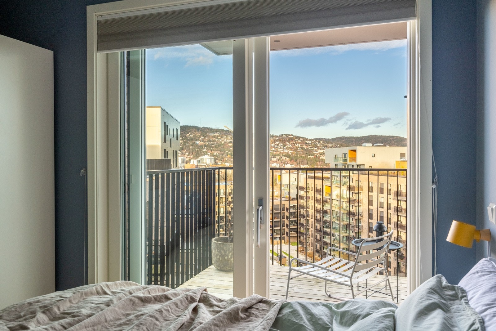 Fra hovedsoverommet kan man se ut på den flotte utsikten over Holmenkollen. Galleribilde