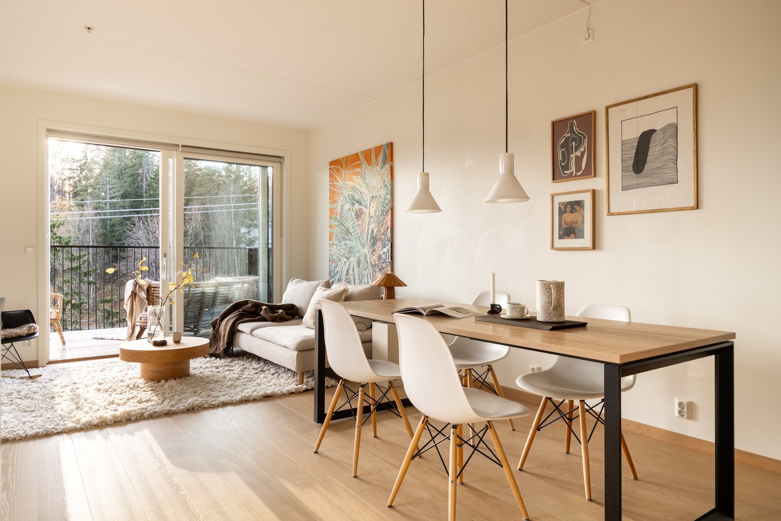 Leiligheten er stille, lun og lys. Stuen kan enkelt innredes med ønskelige møblementer. Galleribilde