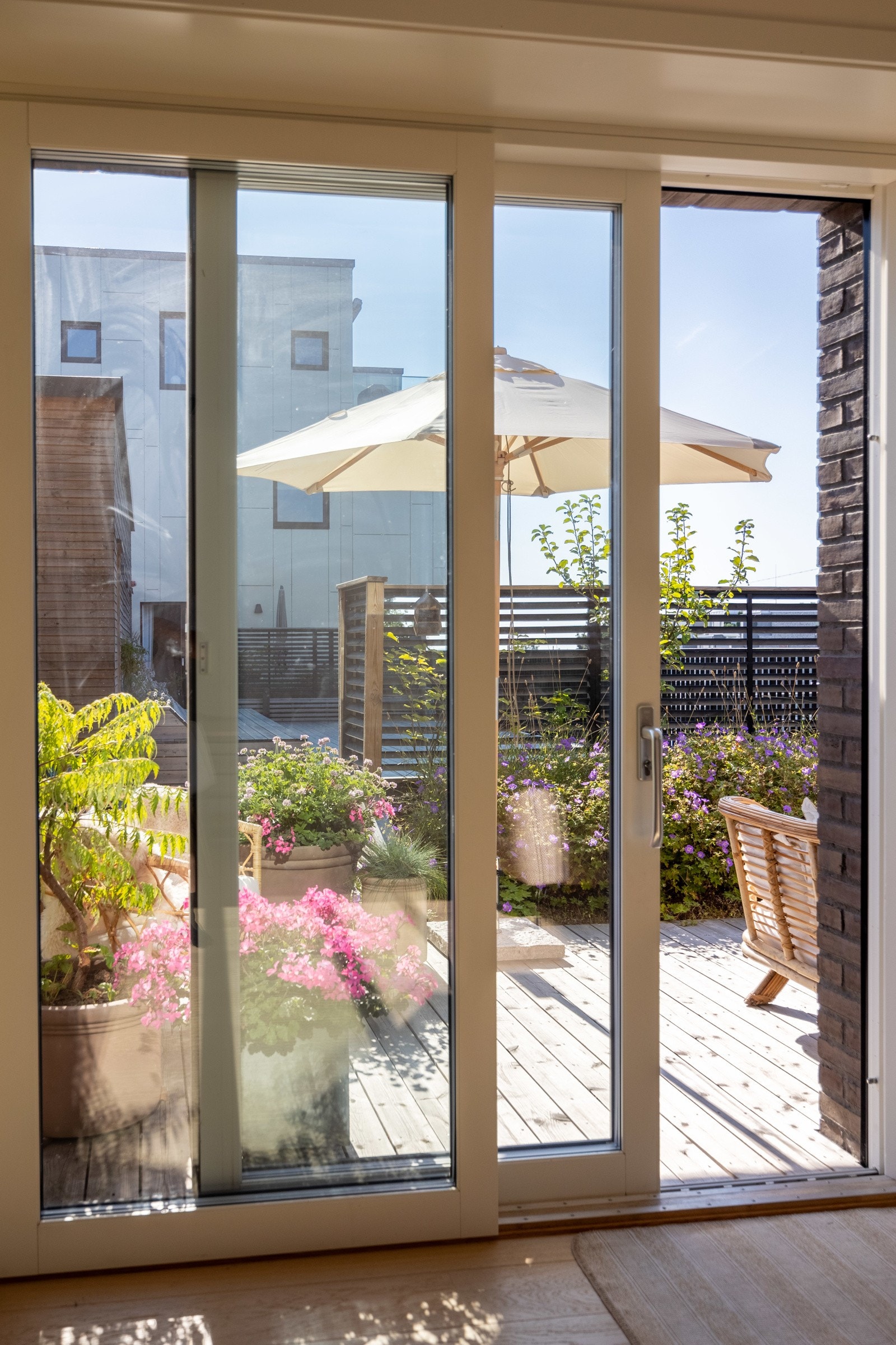 Utgang fra stue/kjøkken til takterrasse oppmålt til 14 kvm med videre adkomst til felles takterrasse. Galleribilde