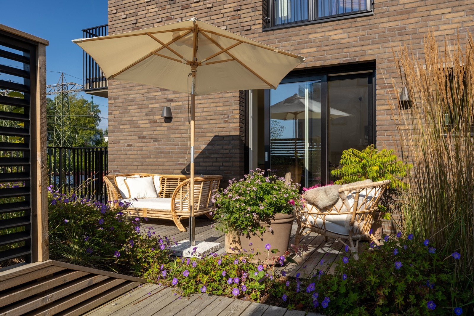 Gjennomgående 4-roms fra 2019 med unike uteplasser og fantastisk utsikt. Galleribilde