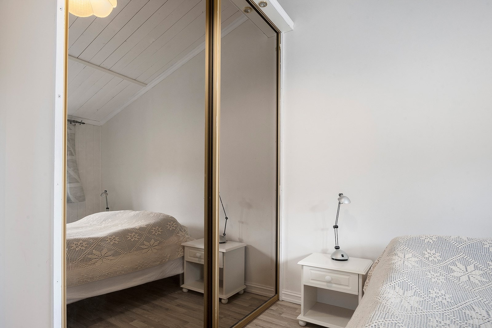 Praktisk skyvedørgarderobe med speildører gir ekstra plass til oppbevaring. Galleribilde