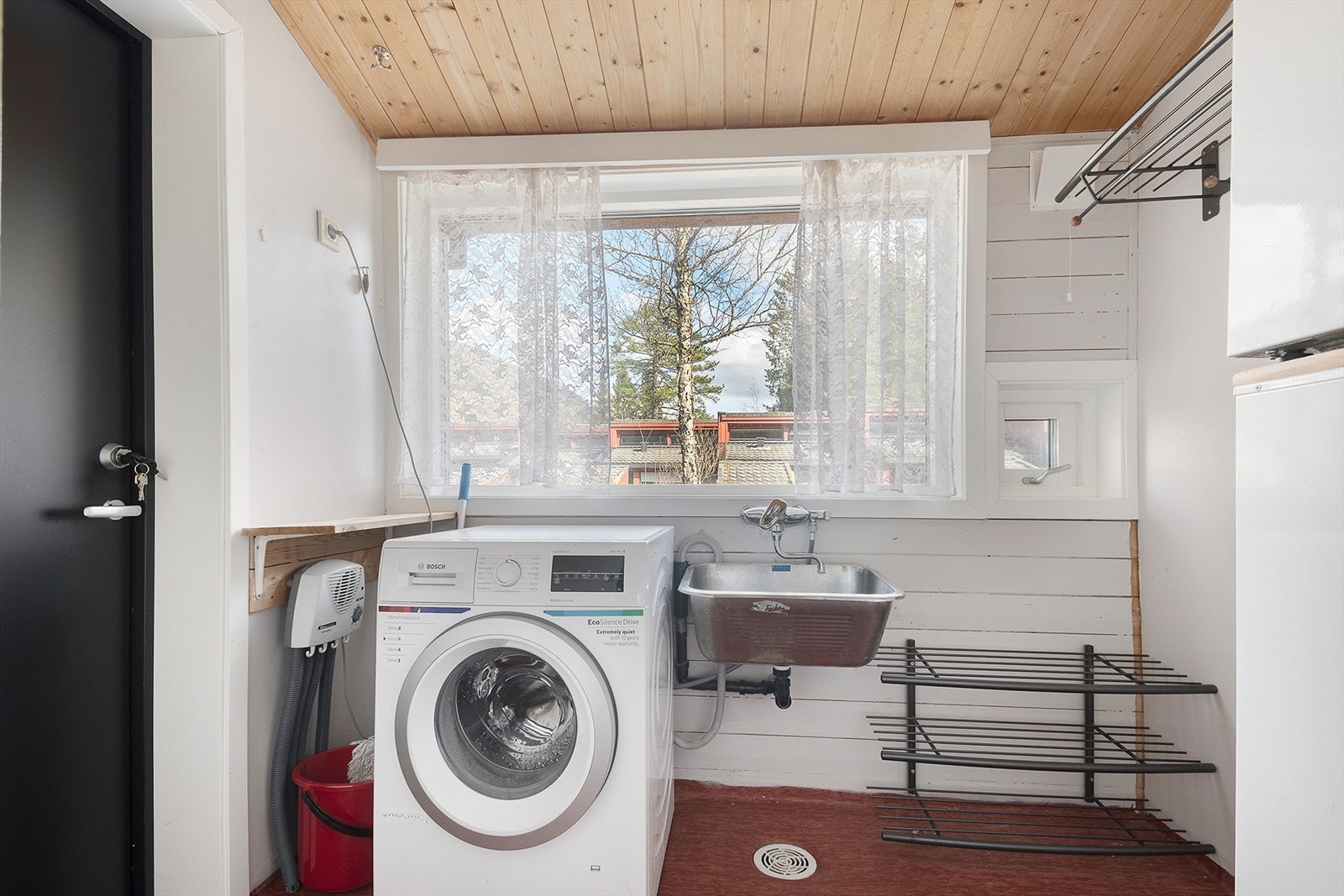 Praktisk, separat vaskerom med egen utvendig inngang. Galleribilde