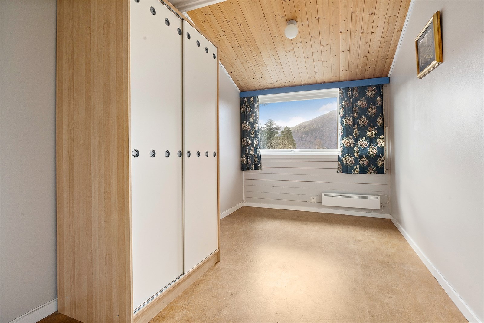 Innvendige overflater består i hovedsak av belegg på gulv og vegger av malte overflater med underlag av panel og gips. Galleribilde