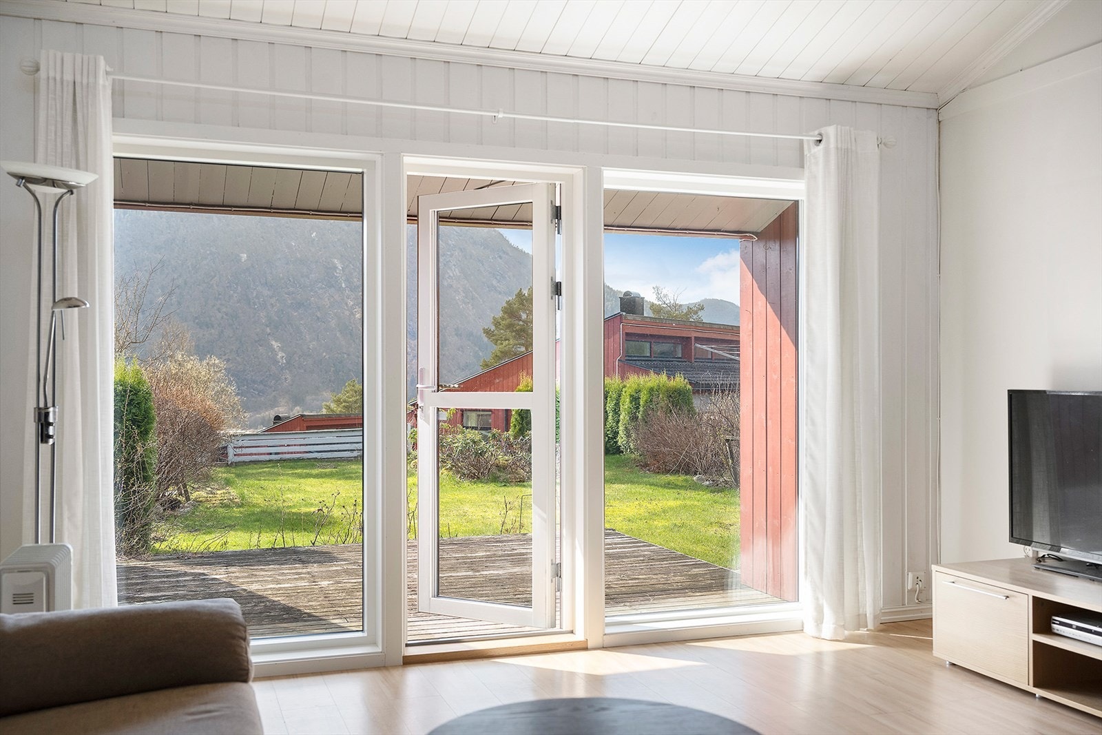 Fra stuen er det utgang til markterrasse og videre tilkomst til hage. Galleribilde