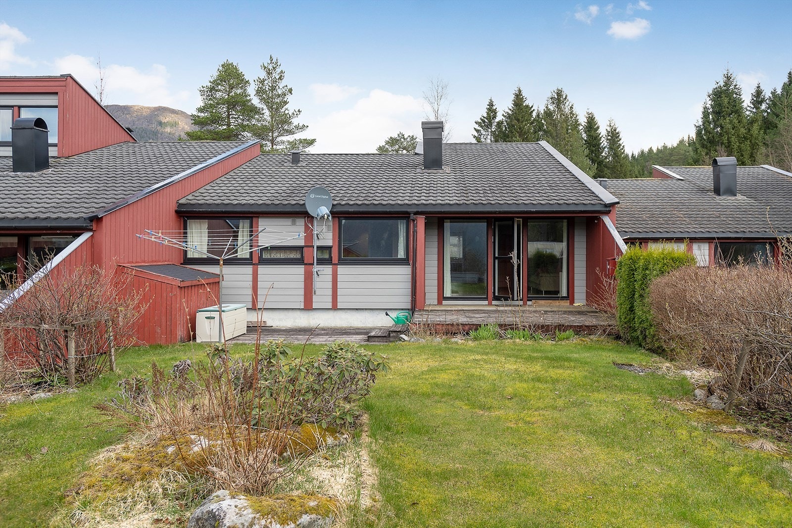 Hageområde med plass til lek og moro! Galleribilde
