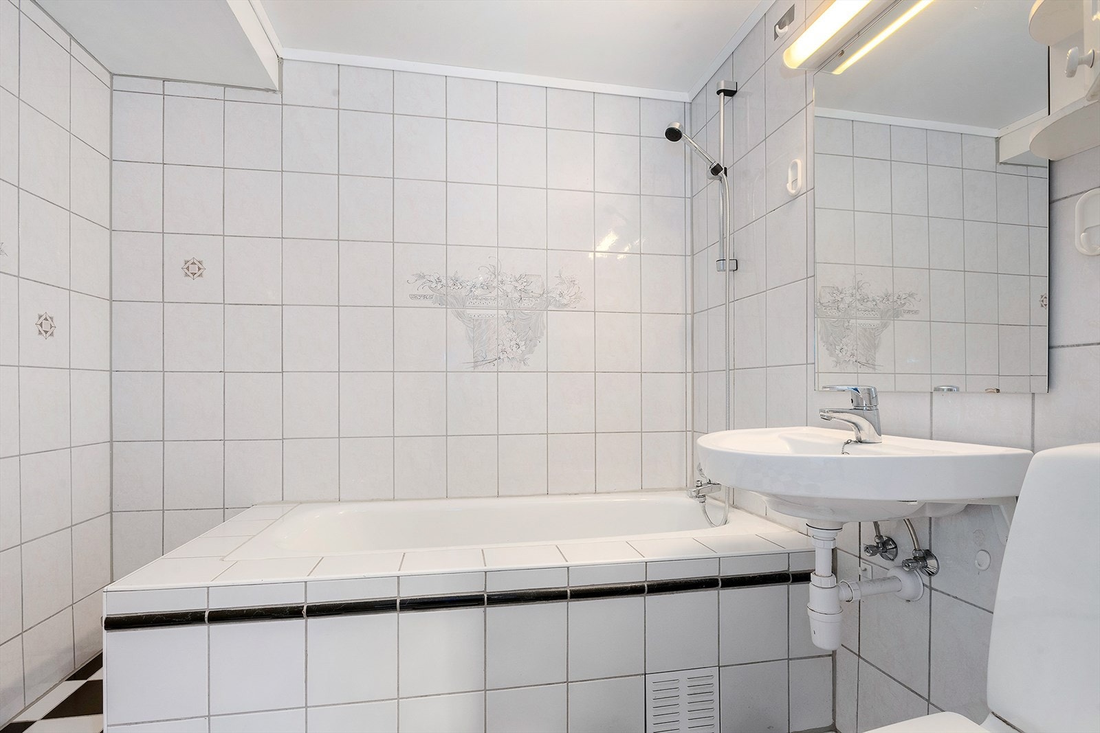 Helfliset bad med varmekabler i gulv. Galleribilde