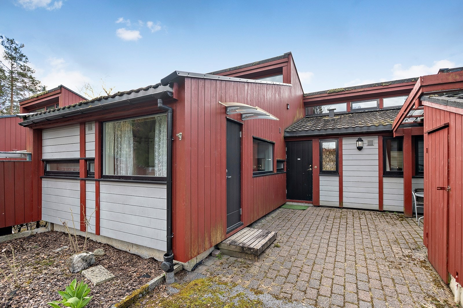 Eiendommen har enkel og trappefri tilkomst fra inngangsparti med belegningsstein. Galleribilde