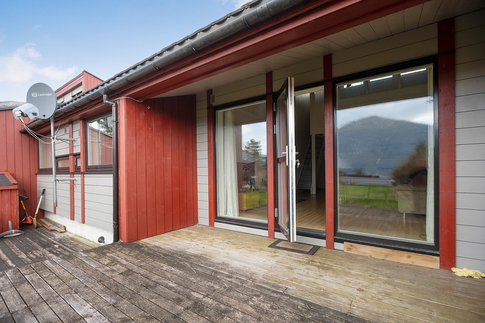 Terrasse på to ulike nivåer med plass til ønsket utemøblement. Galleribilde