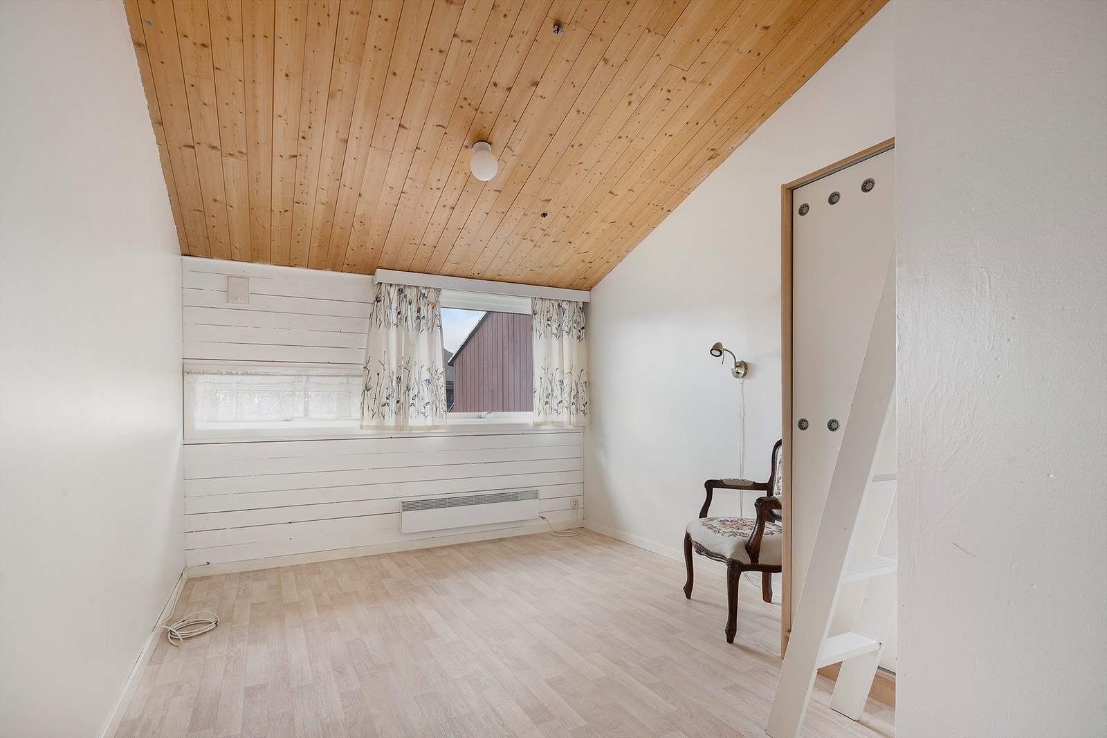 To av soverommen har tilkomst til plassbygd hems. Galleribilde