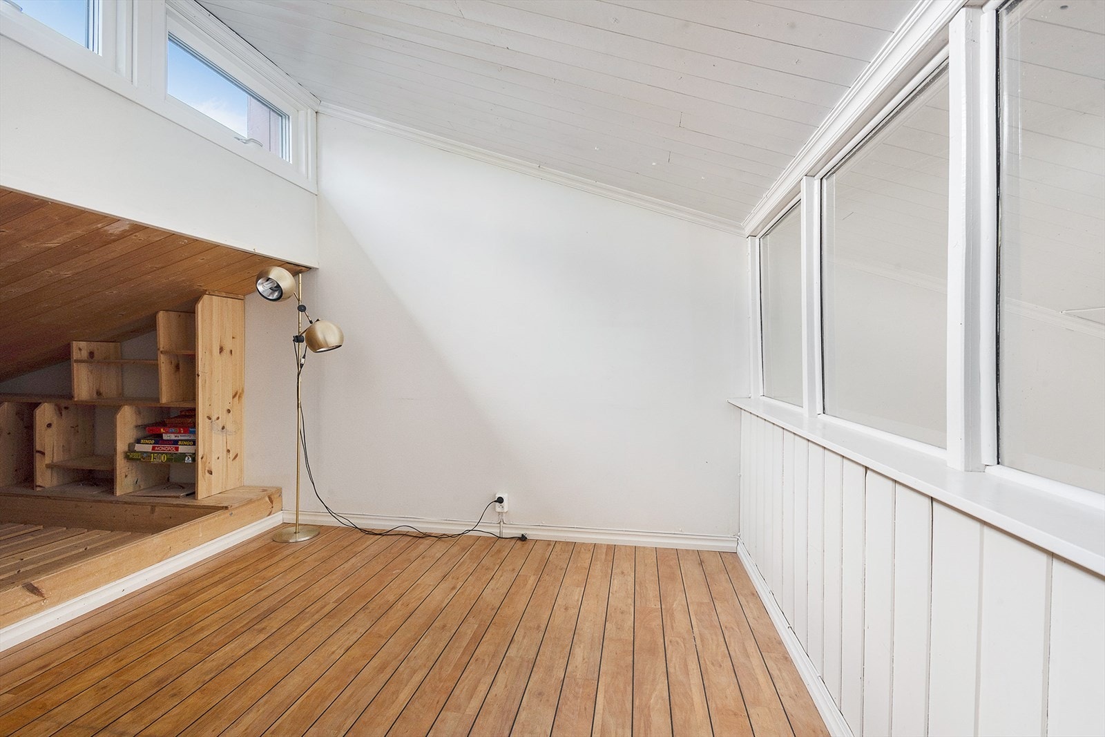 Fra stuen er det tilkomst til en koselig hems som kan innredes etter behov og ønske. Galleribilde