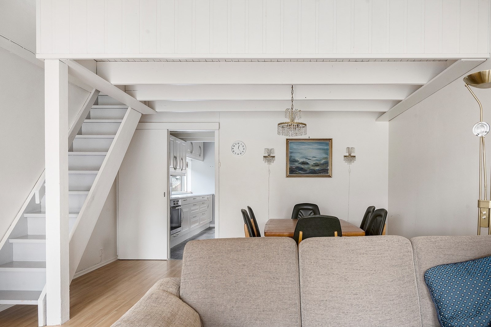 God plass til spisebord og sittegruppe. Galleribilde