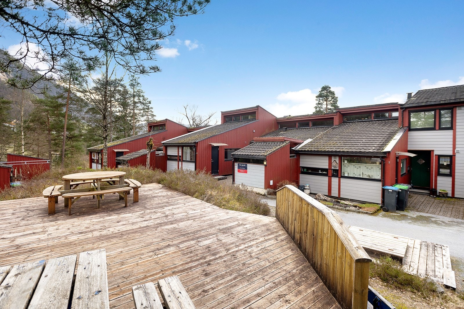 Åsen burettslag har fine fellesområder med lekeplass og parkbenker i trivelige tunmiljø. Galleribilde