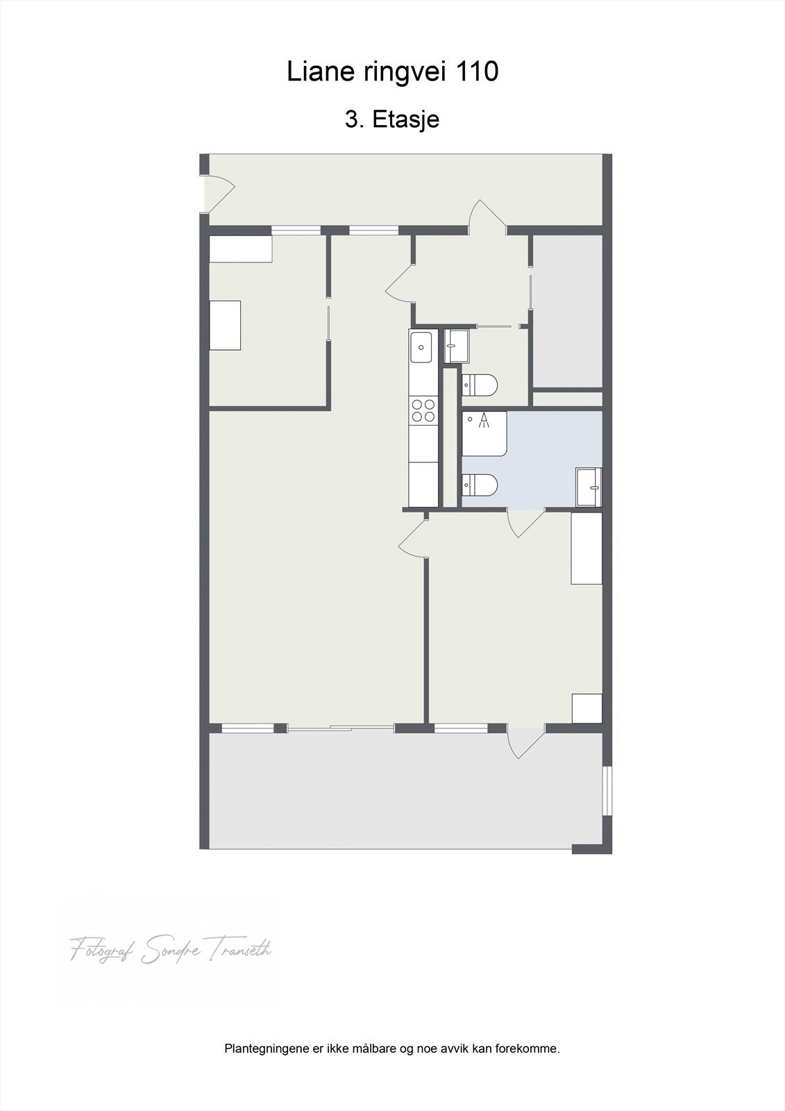 Plantegning 3.etg.: entre, ekstra toalettrom, bod, åpen stue/kjøkkenløsning med tilkomst til balkong, 2 stk. soverom hvorav hovedsoverom har tilkomst til eget bad/vaskerom, samt til den innglassede balkongen. I tillegg medfølger det p-plass og bod. Galleribilde