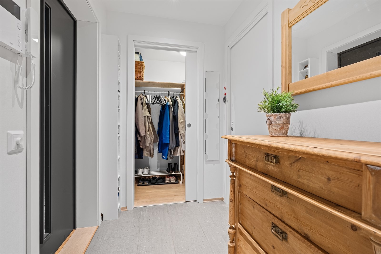 I entreen er det flislagt med vannbåren gulvvarme. Det er callinganlegg med kamera som slipper venner og familie enkelt inn i bygget. Du finner også en innvendig bod her som gir godt med oppbevaringsplass. Galleribilde