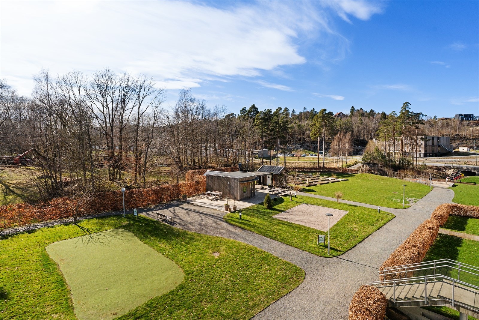 Fra leiligheten har du en naturskjønn utsikt utover hagebyen, fellesområdene som er grønne, hagestua og plantekassene. Det er flott opparbeidede uteområder med flere interne gangstier, sitteplasser og lekeplass. Galleribilde