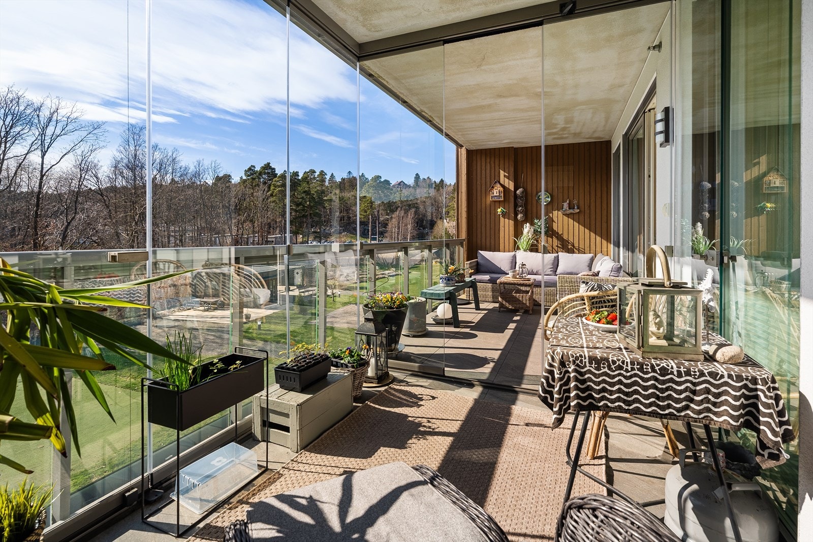 Følelsen av inne og ute viskes bort mellom balkongene, hvor du har tilkomst til dem via hovedsoverom og fra stuen. Dør imellom gjør det enkelt å gå fra åpen til innglasset balkong. Galleribilde
