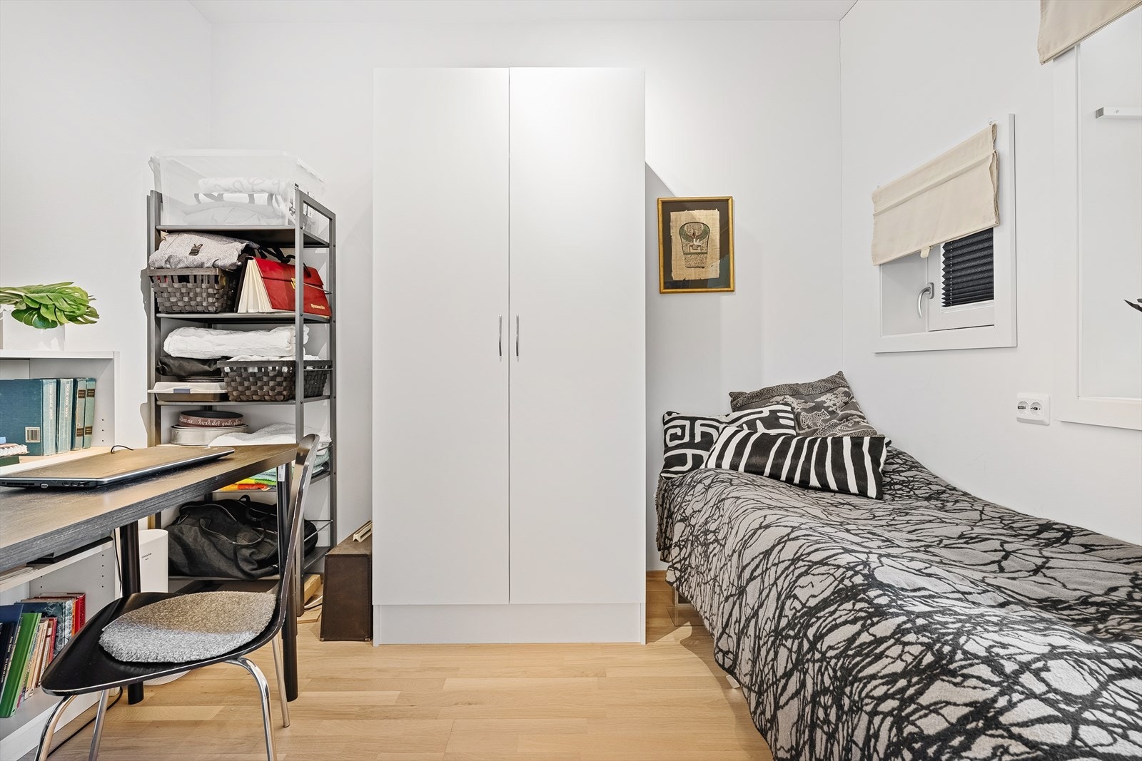 Soverom nr. 2 er også av god størrelse og er idag benyttet som et kombinert gjesterom og kontor. Her er også noe lagringsplass. Galleribilde