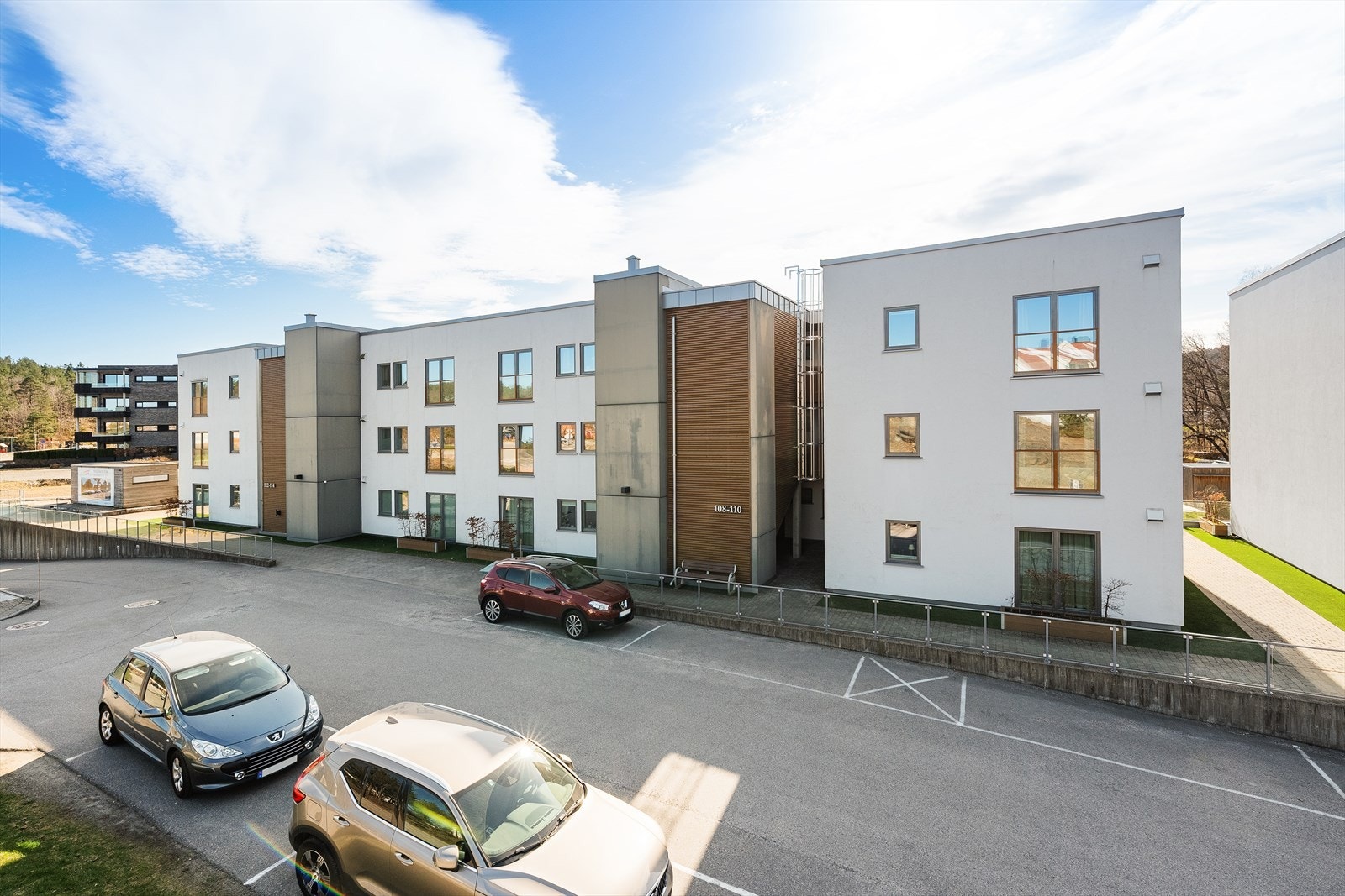 På baksiden av bygget er det flere gjesteparkeringsplasser. Du finner forøvrig også gjesteparkeringsplasser i byggets underetg. Galleribilde