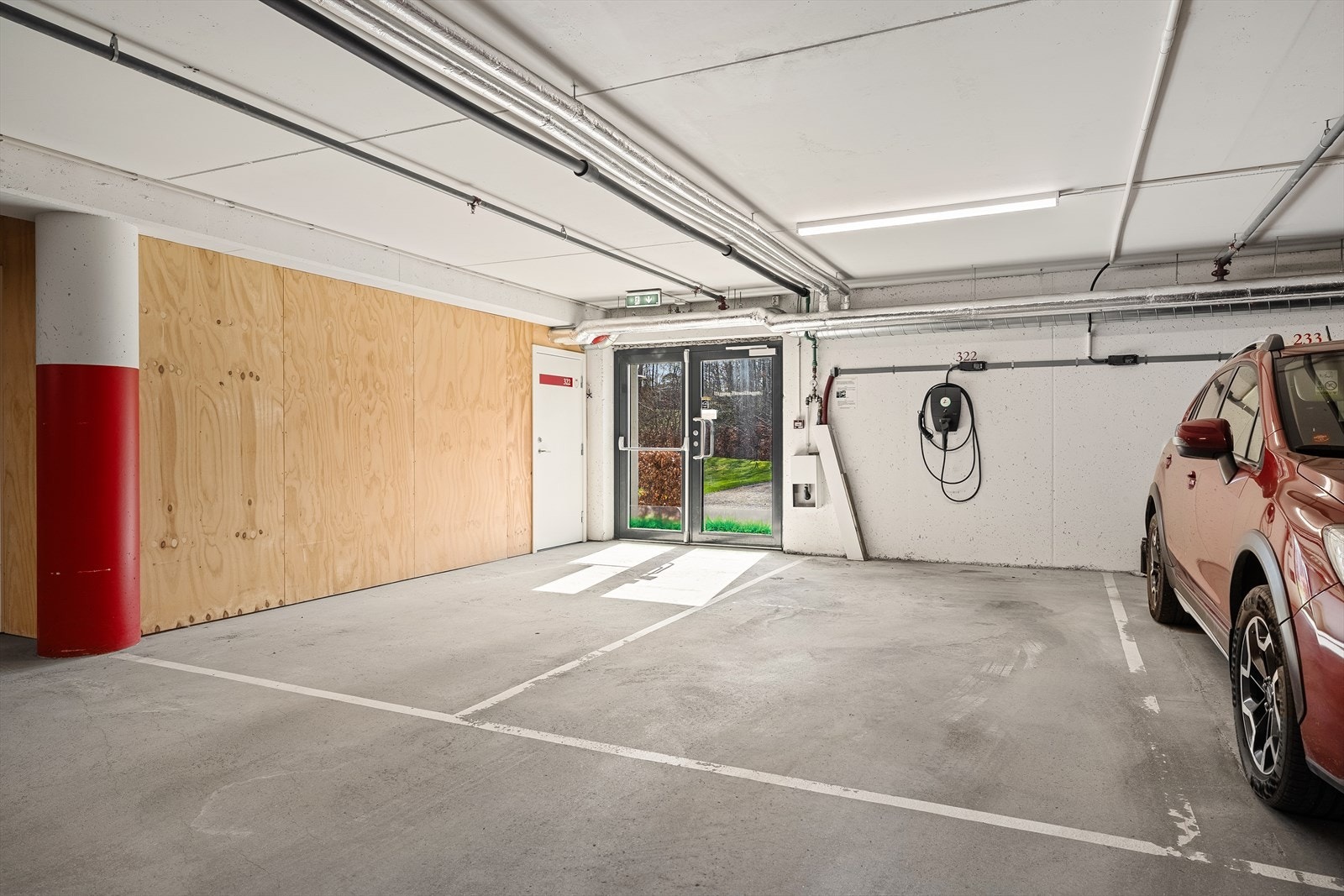 Parkeringsplassen som medfølger selve leiligheten ligger like ved utgang til hagen. Her er det lagt opp for el-bil ladning, og ladeboks medfølger selvsagt. Du finner også en ekstern bod i denne etasjen som tilhører leiligheten. Galleribilde