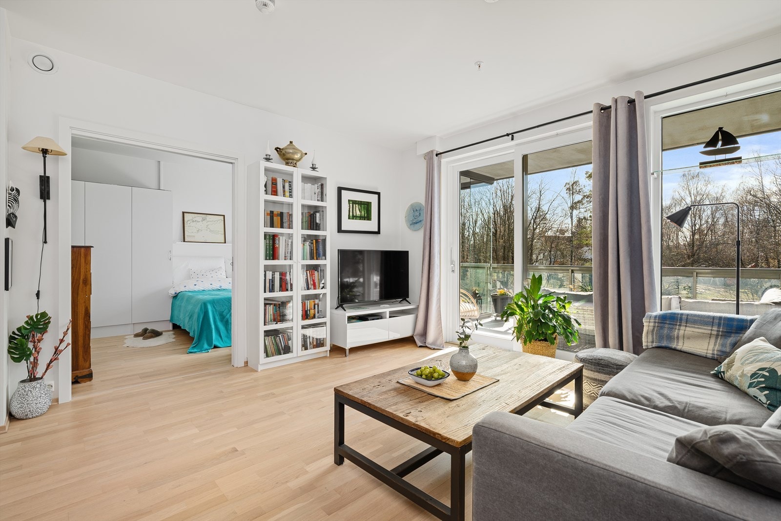 Legg merke til den doble skyvedøren som gjør at rommene åpnes fint opp. I store deler av leiligheten, foruten bad, innvendig bod og soverom, er det vannbåren gulvvarme. På badet er det varmekabler. Galleribilde