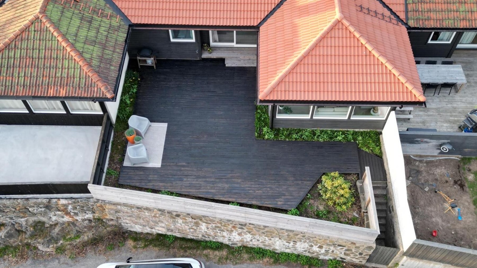 Dronebilde over terrassen og del av huset Galleribilde