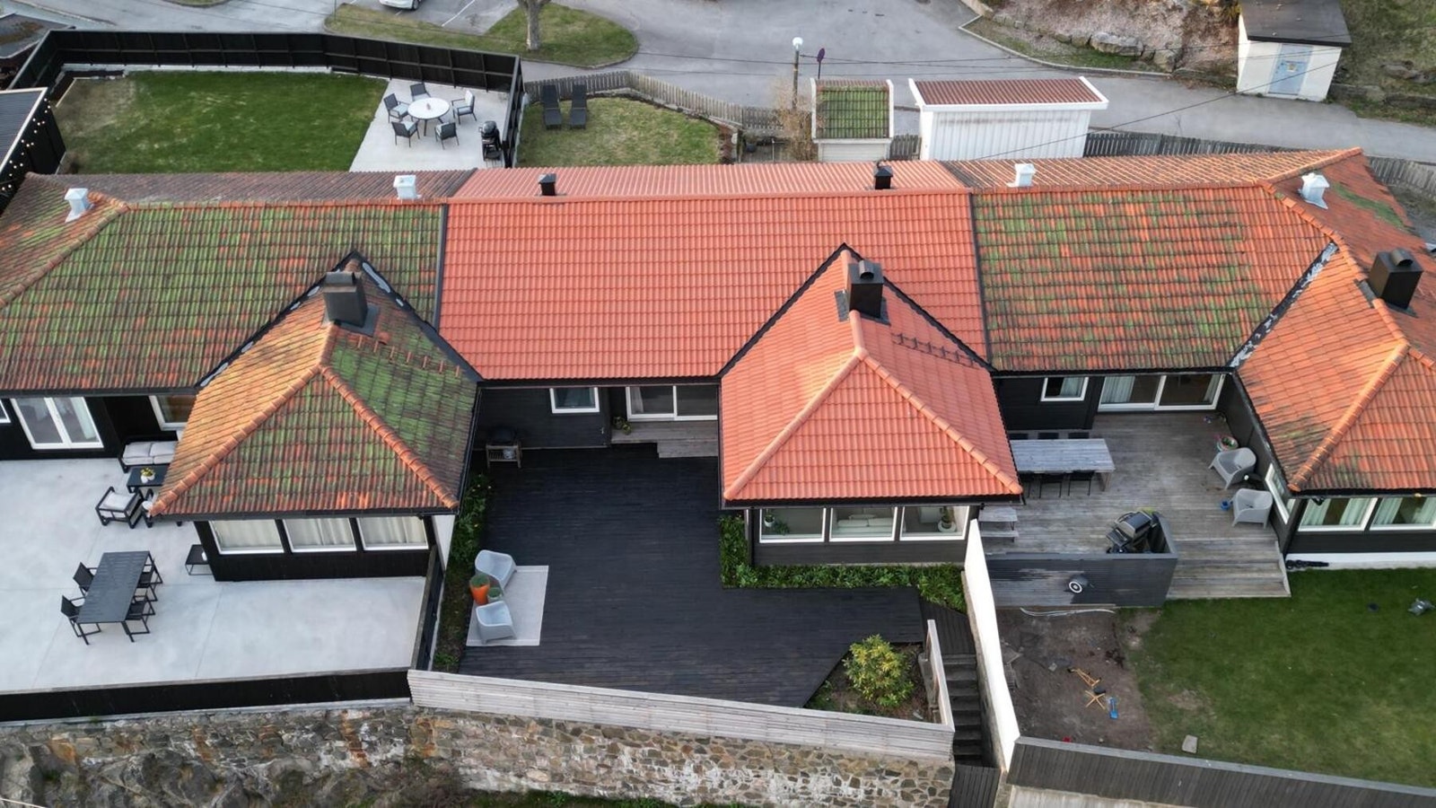 Dronebilde over huset og terrassen Galleribilde