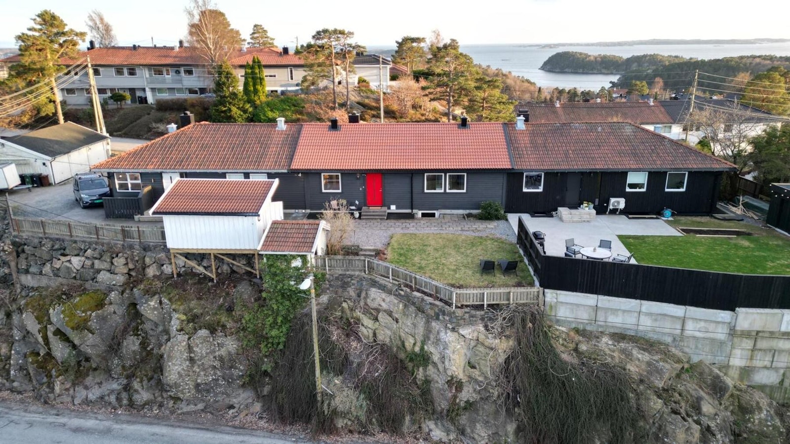 Boligen i midten med rød dør Galleribilde