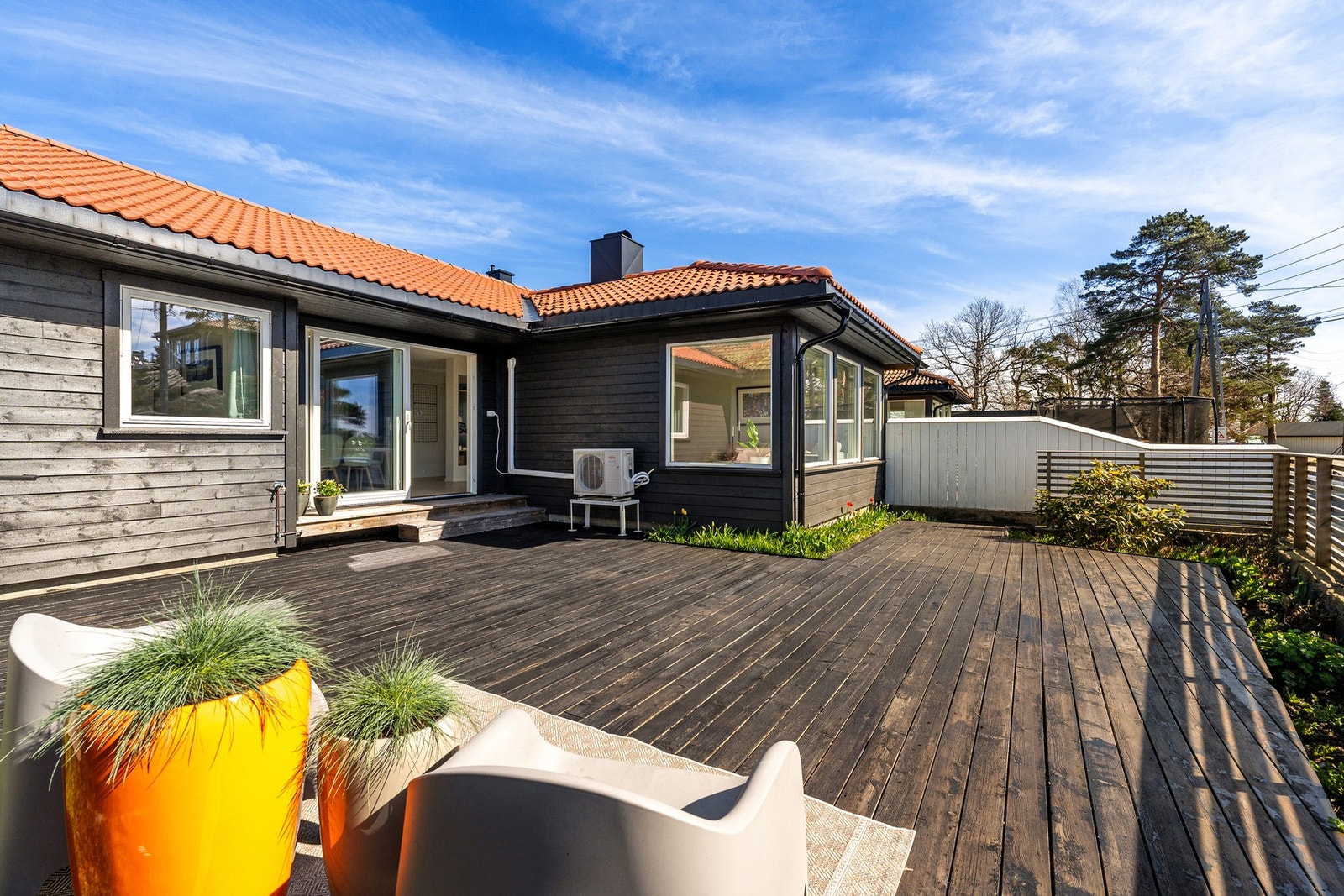 Stor solrik terrasse utenfor stuen Galleribilde