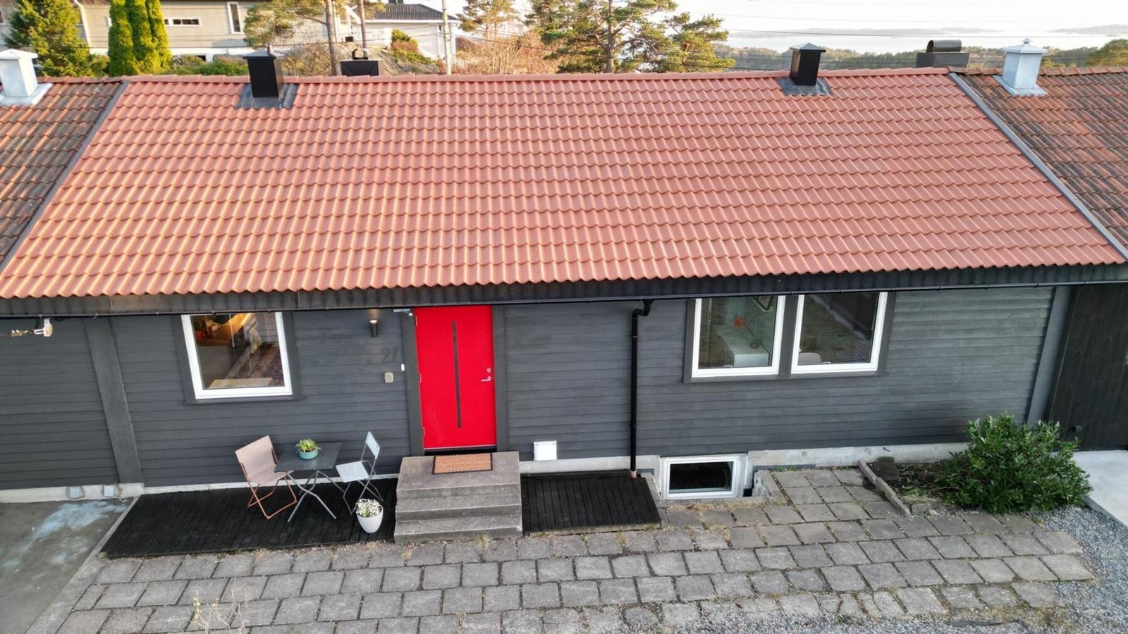 Fra inngangspartiet med belegningsstein Galleribilde