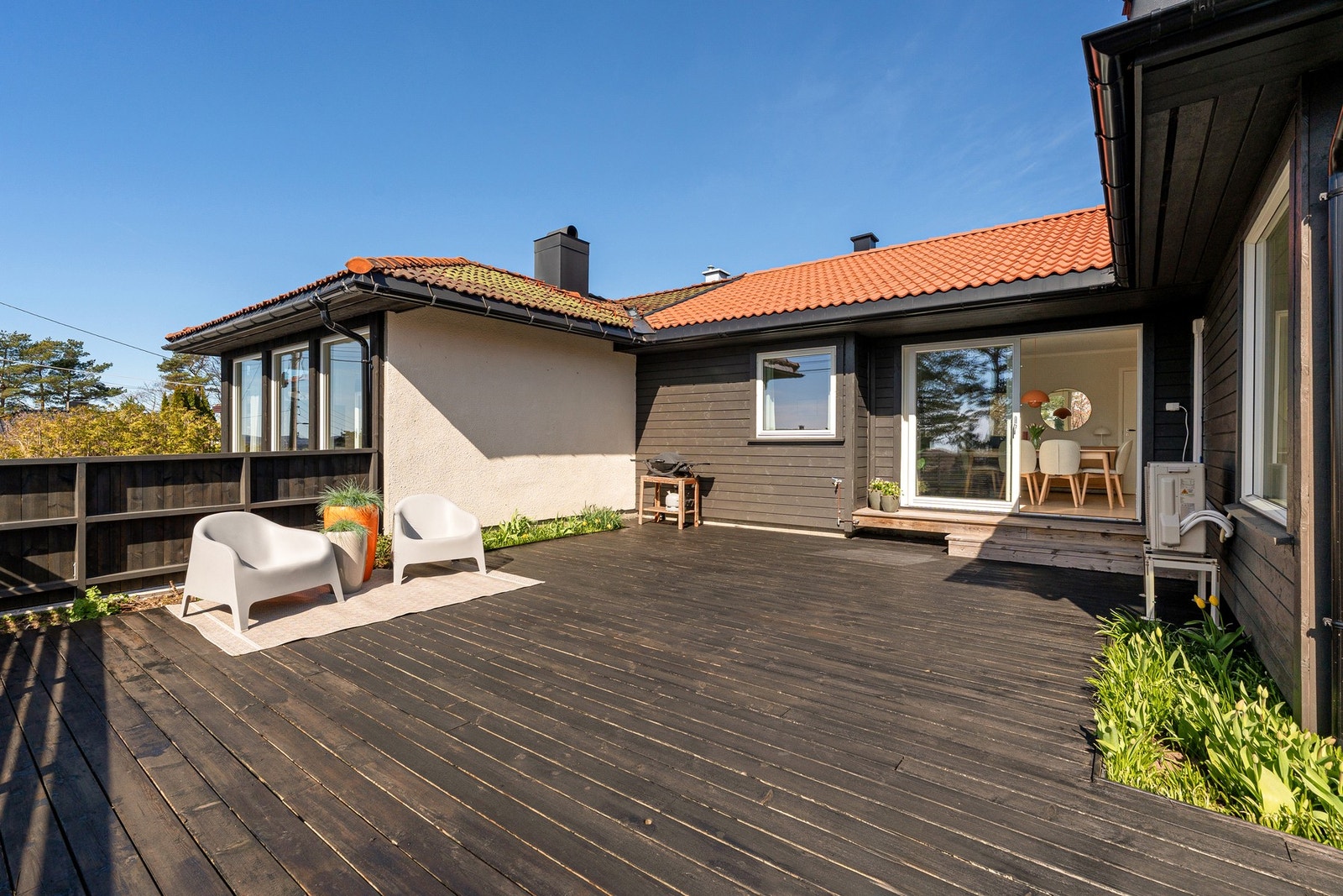 Stor solrik terrasse utenfor stuen Galleribilde