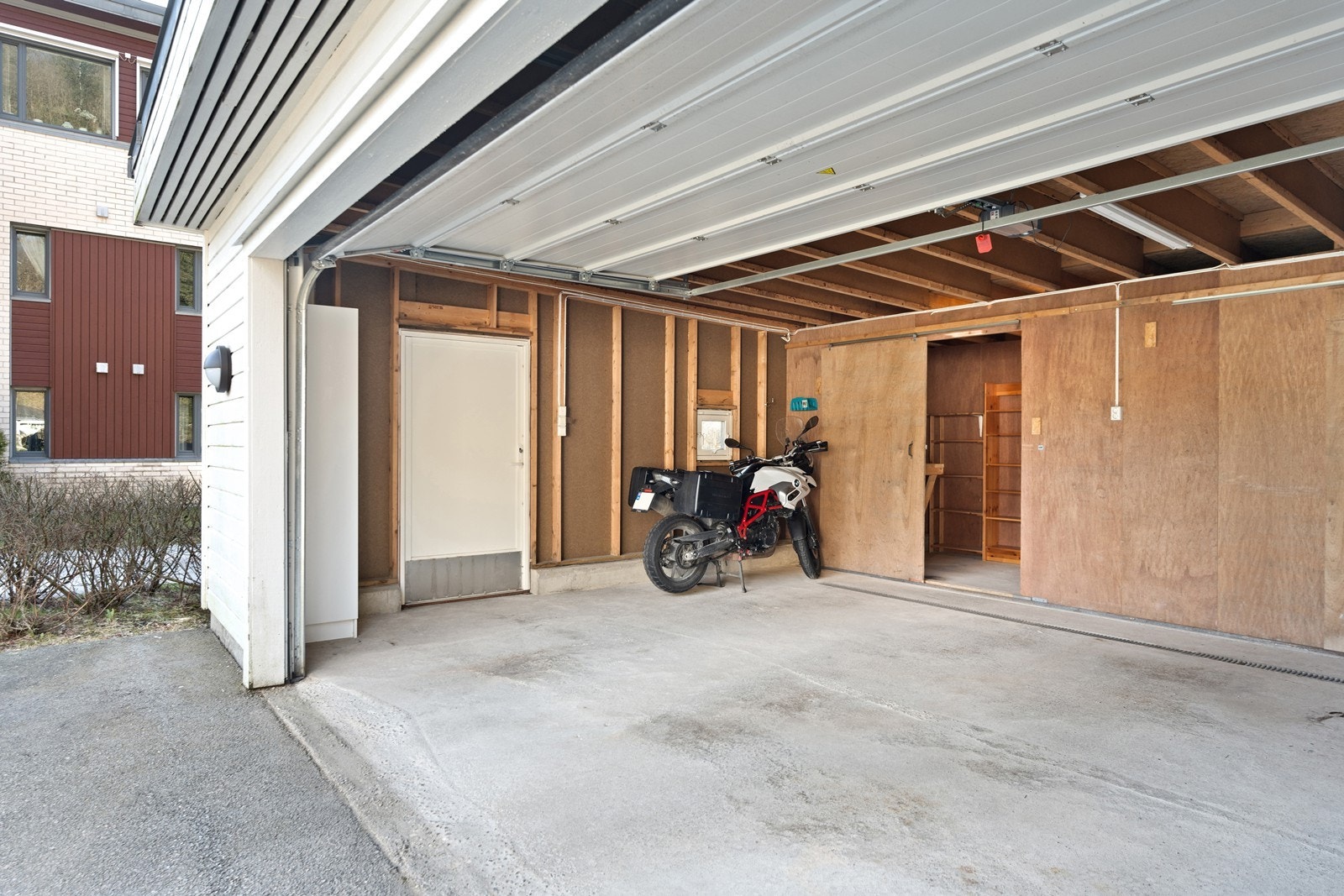 Parkeringsanlegget. 1 biloppstillingsplass og bod medfølger Galleribilde