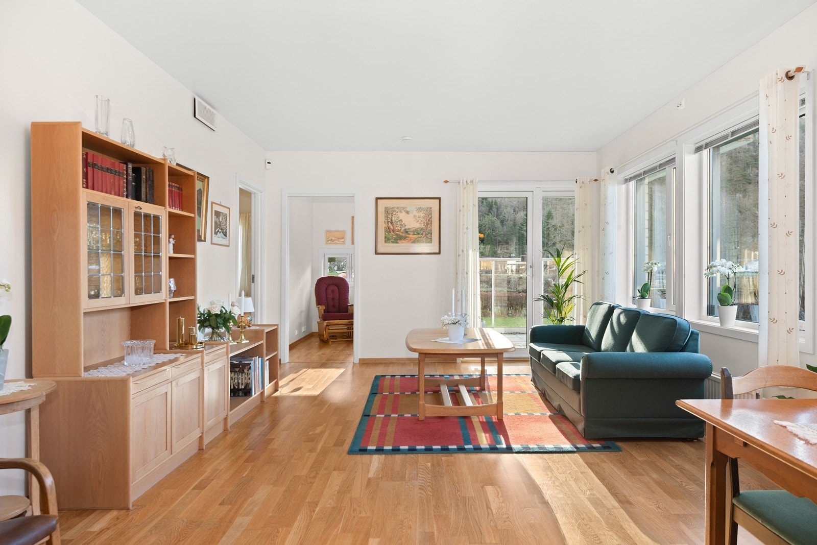 Lys og fin stue med utgang til terrasse mot elva. Galleribilde