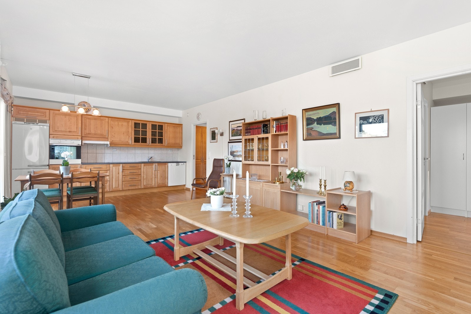 Parkett på gulvet i stuen/kjøkkenet Galleribilde