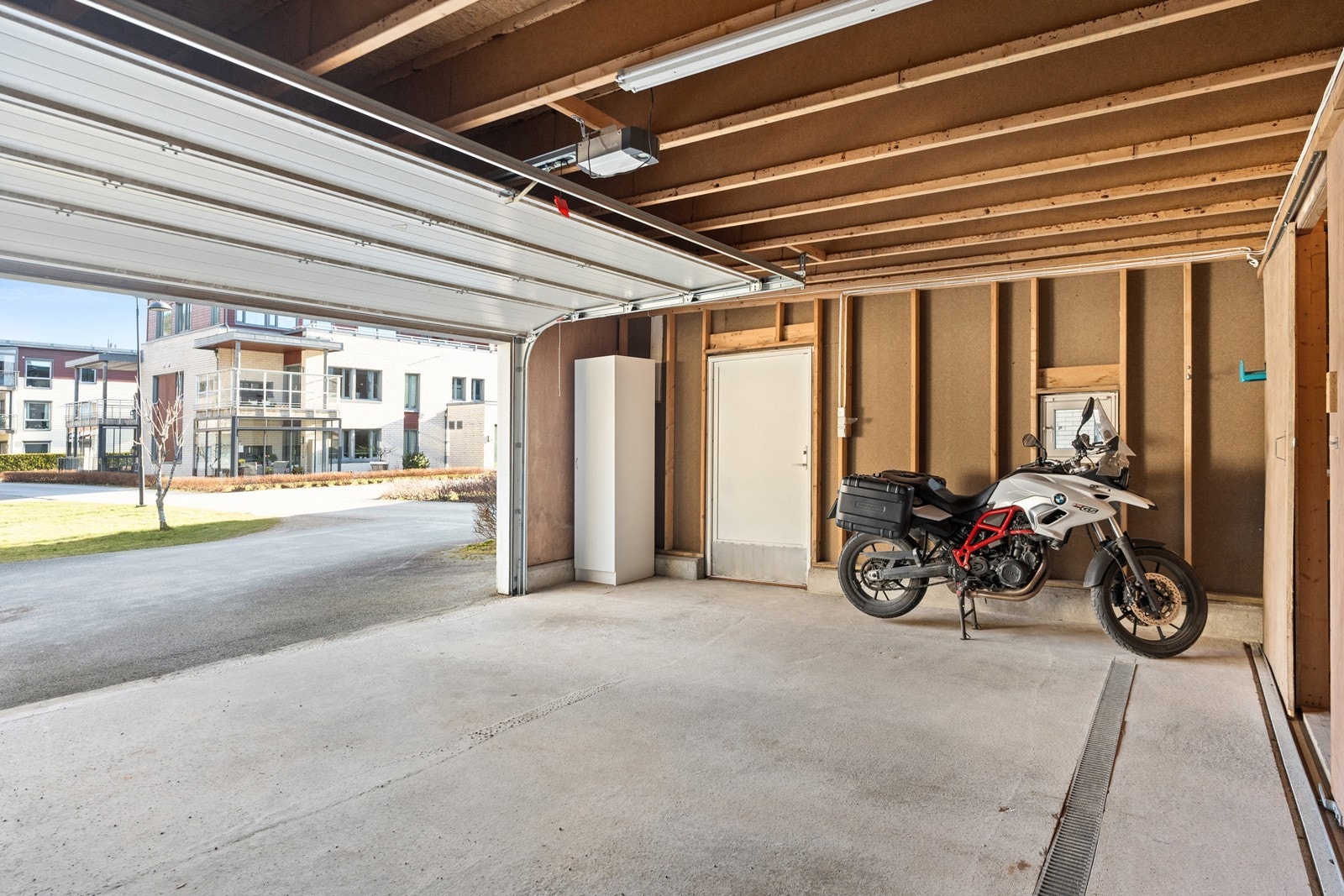 Felles parkeringsanlegg.1 biloppstillingsplass og bod medfølger Galleribilde