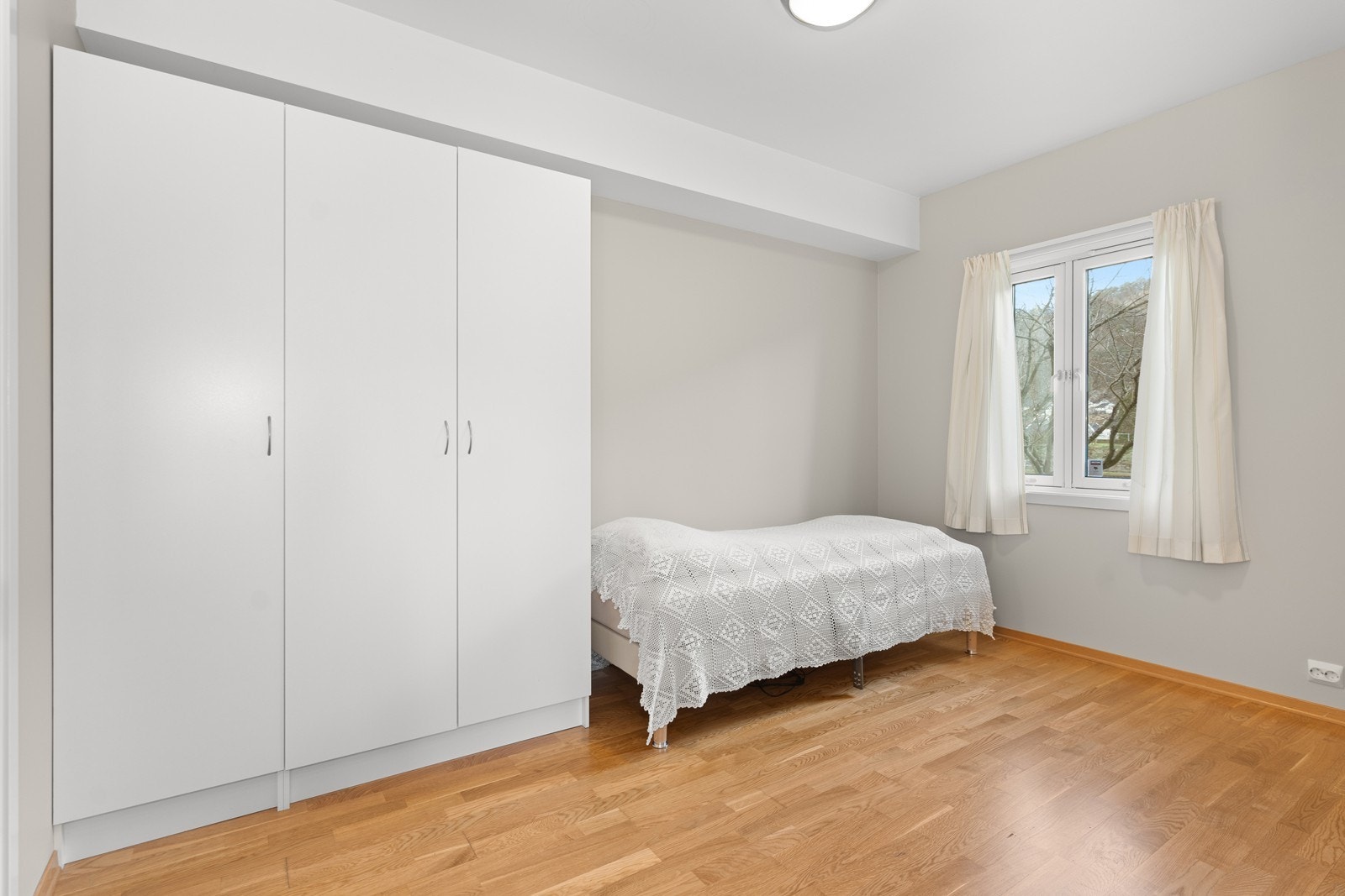 Lyst og trivelig hovedsoverom. Galleribilde