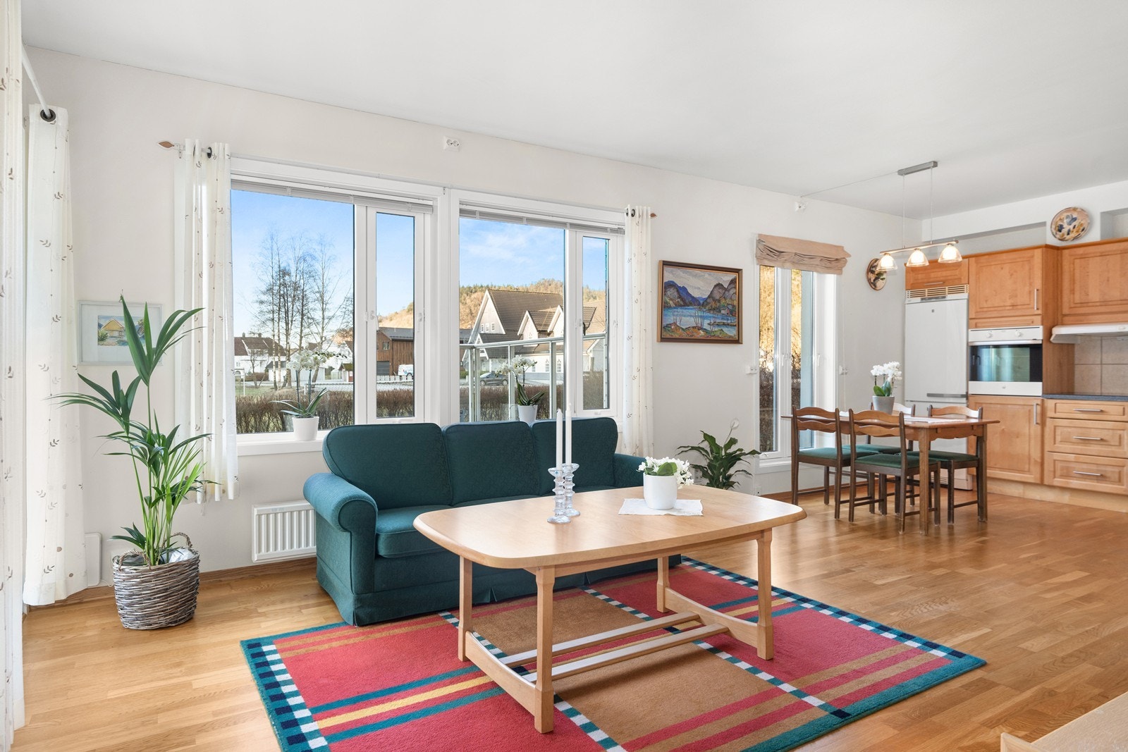 Alle vinduene gjør stuen lys og ekstra trivelig Galleribilde