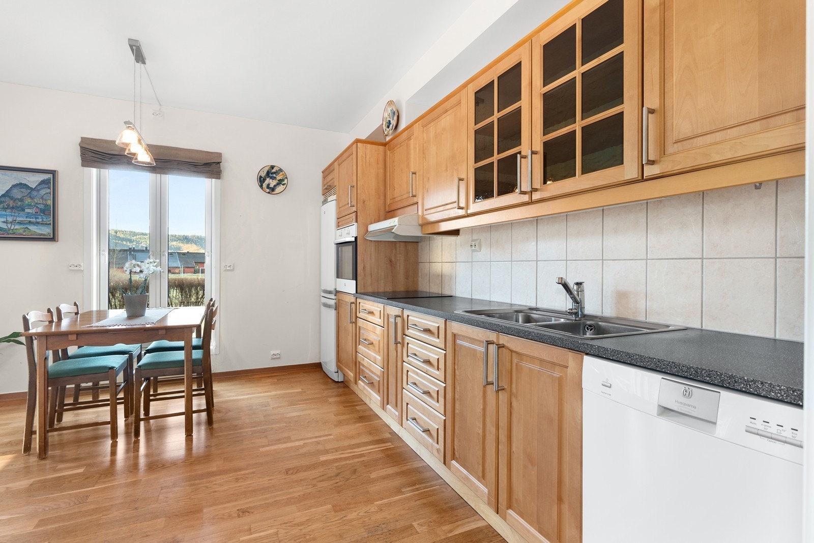 Godt med oppbevarings- og benkeplass på kjøkkenet Galleribilde