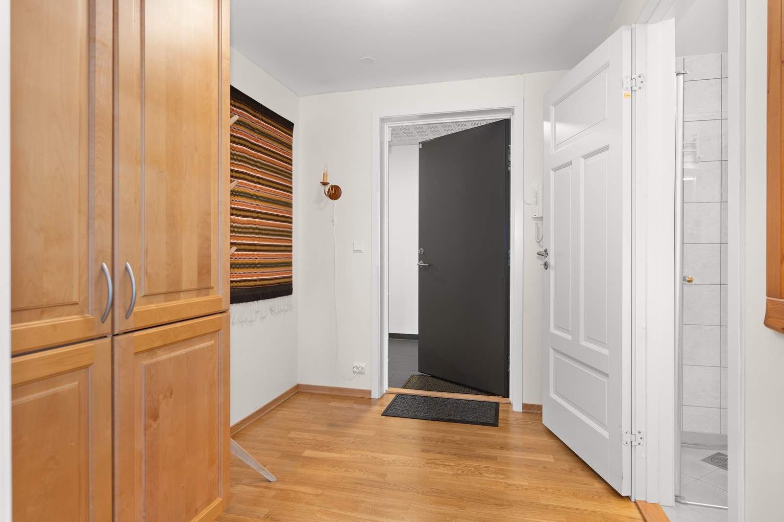 Gangen med praktisk garderobeskap Galleribilde