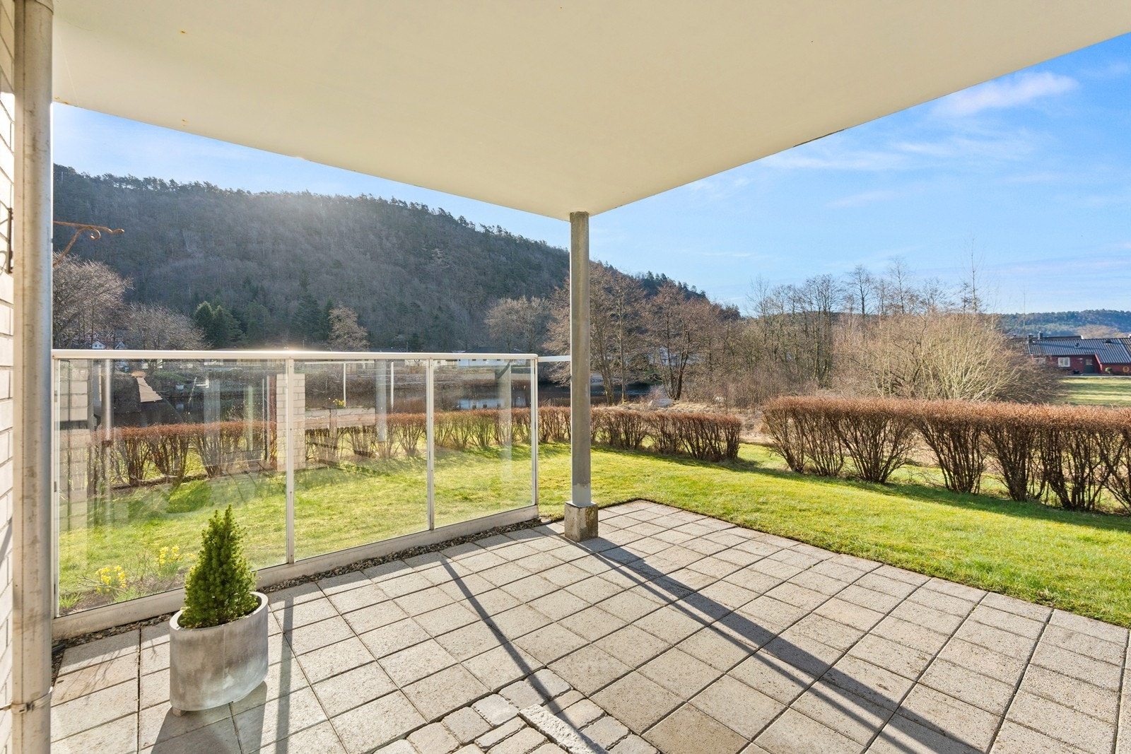 Hellelagt uteplass og levegger. Lite innsyn og fin utsikt mot elva. Galleribilde