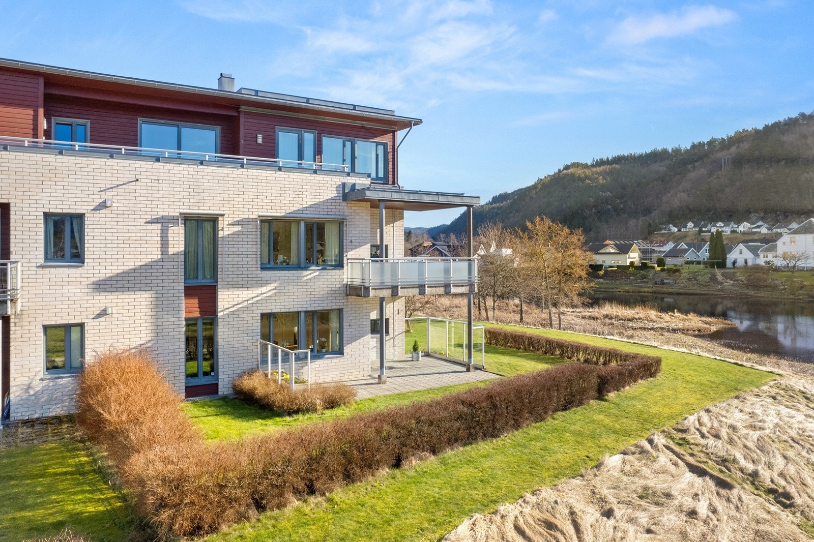 Leiligheten ligger i 1. etg. med hellelagt terrasse og utsikt mot elva Audna. Galleribilde